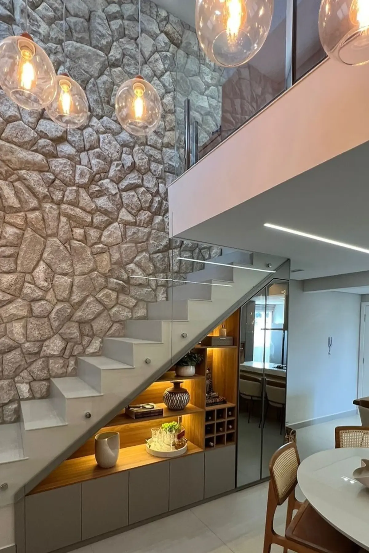 Parede alta de Pedra Moledo ao lado de escada moderna