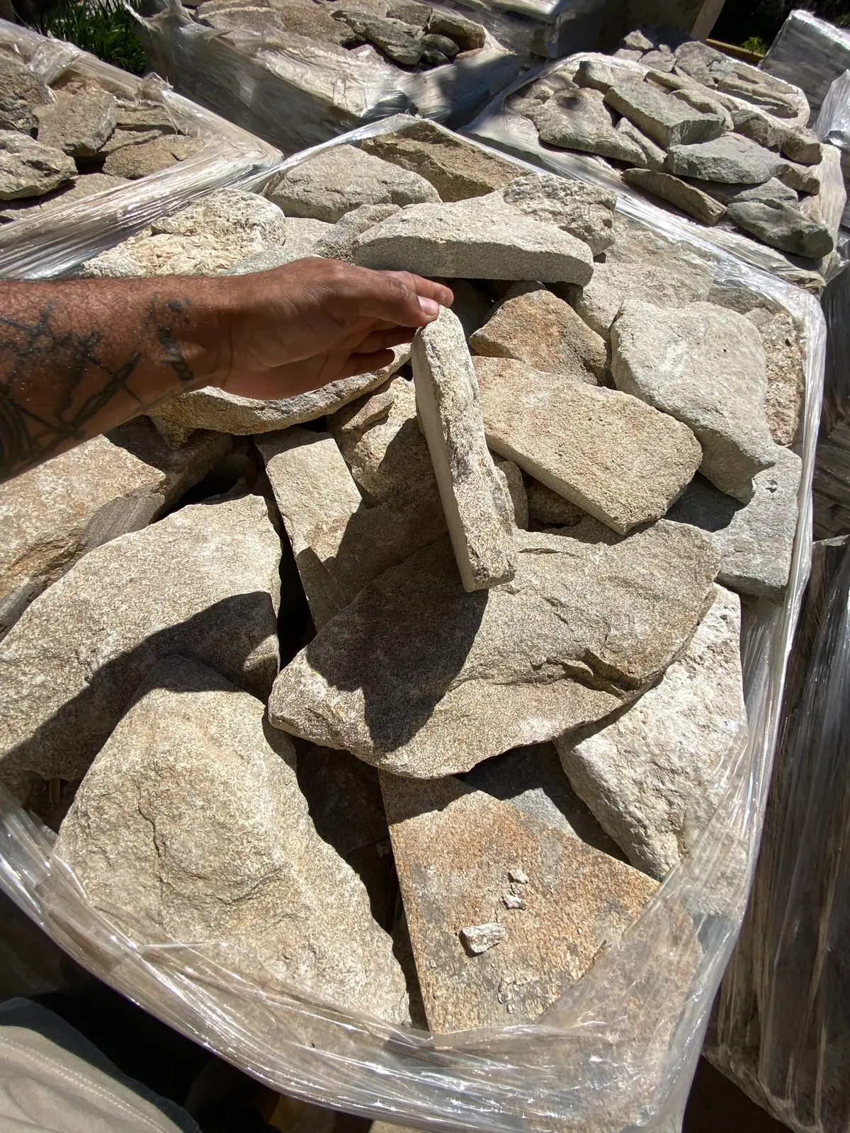 Detalhe da espessura de uma peça real de Pedra Moledo sobre o palete