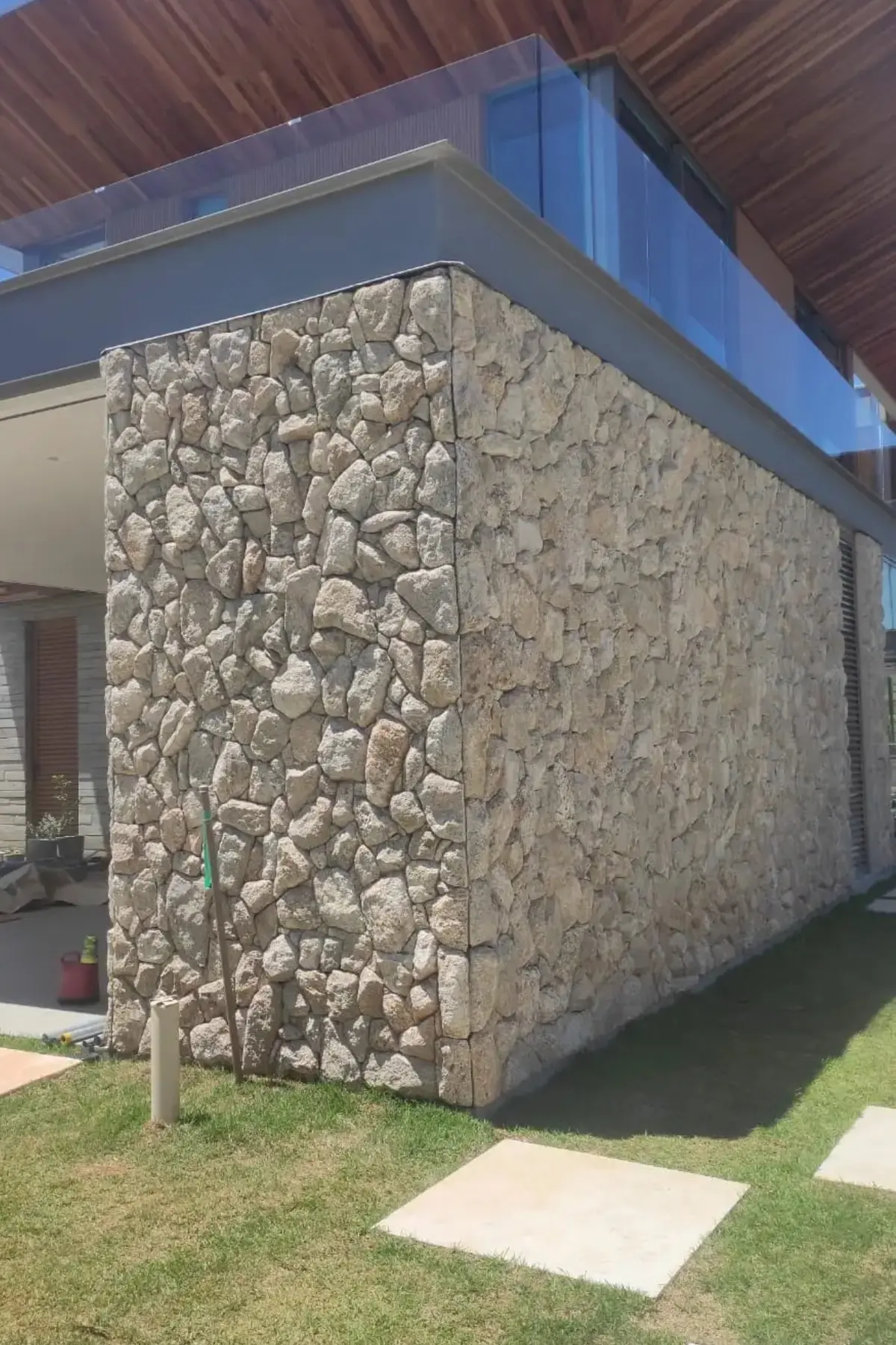 Fachada residencial revestida com Pedra Moledo