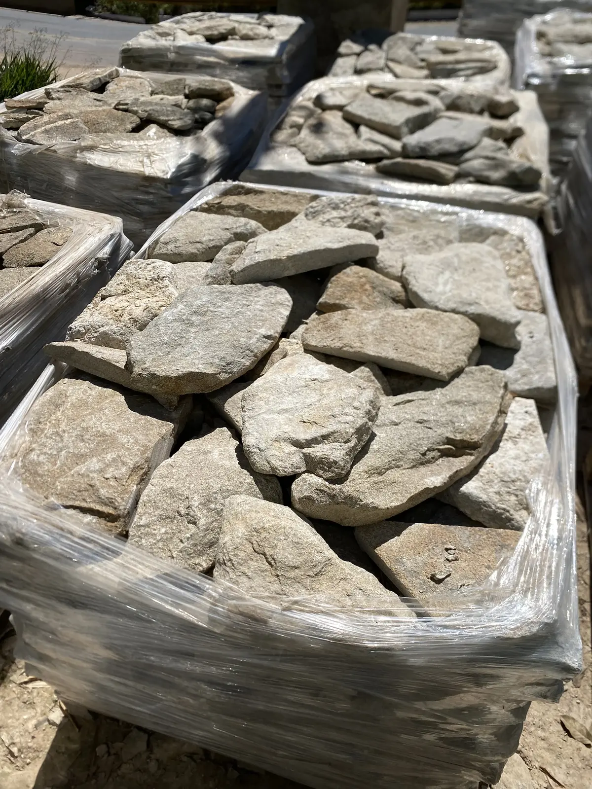 Paletes com peças reais de Pedra Moledo natural prontas para envio